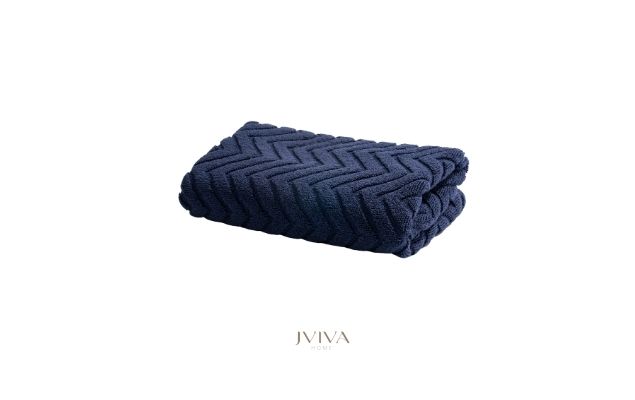 ผ้าขนหนูคอตตอน เช็ดตัว 27x54 นิ้ว - CottonLuxe Collection_Chevron กรมท่า Navy Peony